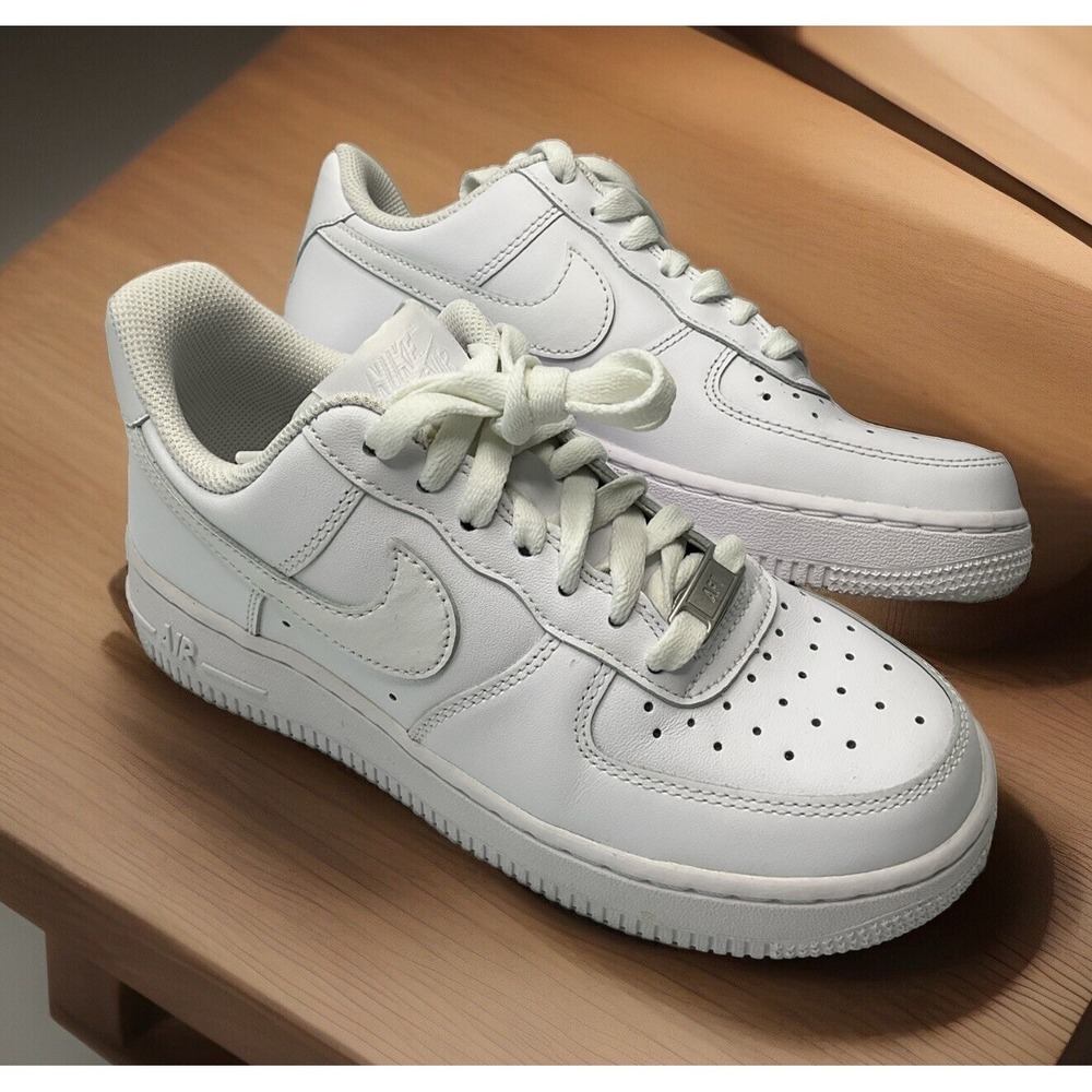 Nike Air Force 1 07 Low Sneakers Womens 6.5 Triple White Shoes DD8959-100 EUC‎